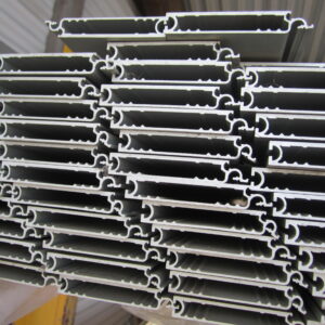 75×12 Alumiininen ovilamelli