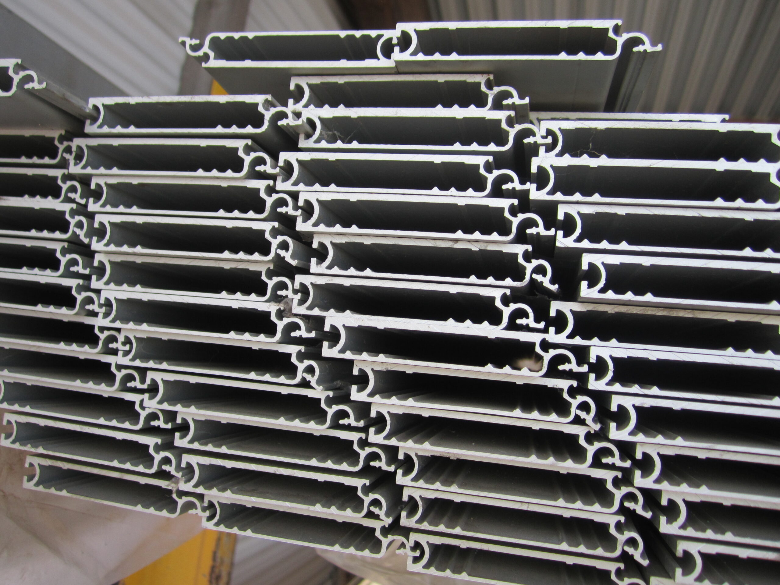 75×12 Alumiininen ovilamelli