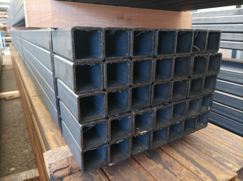 Kuvassa 60x60x4 RHS Neliöputki. Neliöputken koko: 60x60 mm. Neliöputken vahvuus: 4 mm. Neliöputken hyllypituus: 6 metriä. Neliöputken laatu: S355. Kuvaus: Siistiä tavaraa.