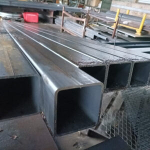 Kuvassa neliöputki. Neliöputken koko: 100x100 mm. Neliöputken vahvuus: 5 mm. Neliöputken hyllypituus: 6 m. Neliöputken laatu: S355. Kuvaus: Ok ja siistiä tavaraa.