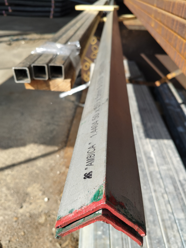 kuvassa 50x50x5 kulmatanko