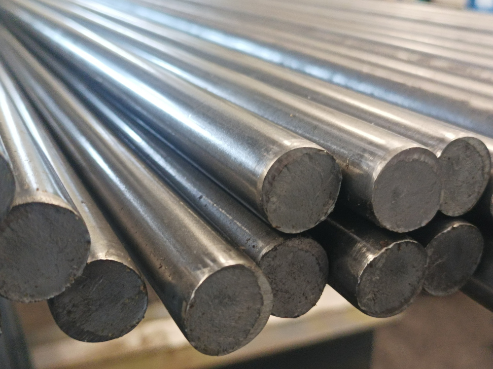 Kuvassa pyöröteräs. Pyöröteräksen halkaisija 20 mm. Pyöröteräksen pituus 6000 mm. Pyörötangon laatuluokka: S355 vedetty.