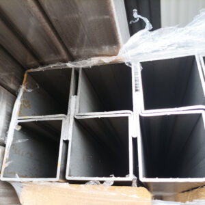 Kuvassa yksihuulinen oviprofiili. \"L-profiili\". Profiilin koko: 50x50 mm. Profiilin seinämävahvuus: 2 mm. Profiilin L-huulen korkeus: n. 20 mm. Profiilin hyllypituus: 6 metriä.