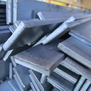 Kuvassa lattateräs 30x5. Lattateräksen koko: 30 mm. Lattateräksen vahvuus: 5 mm. Lattateräksen hyllypituus: 6 metriä. Lattateräksen laatu: S235JR, Kuvaus: Siistiä tavaraa. Voi olla vähäistä ruostetta.