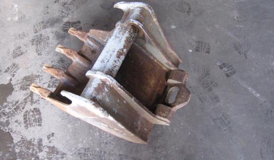 Käytetty kauha 44 cm pi4