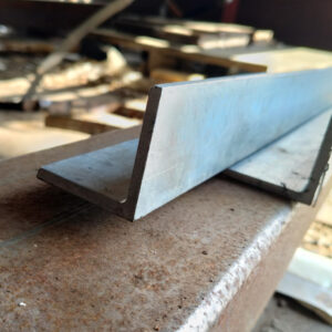 kuvassa 50x50x5 sinkitty kulmatanko