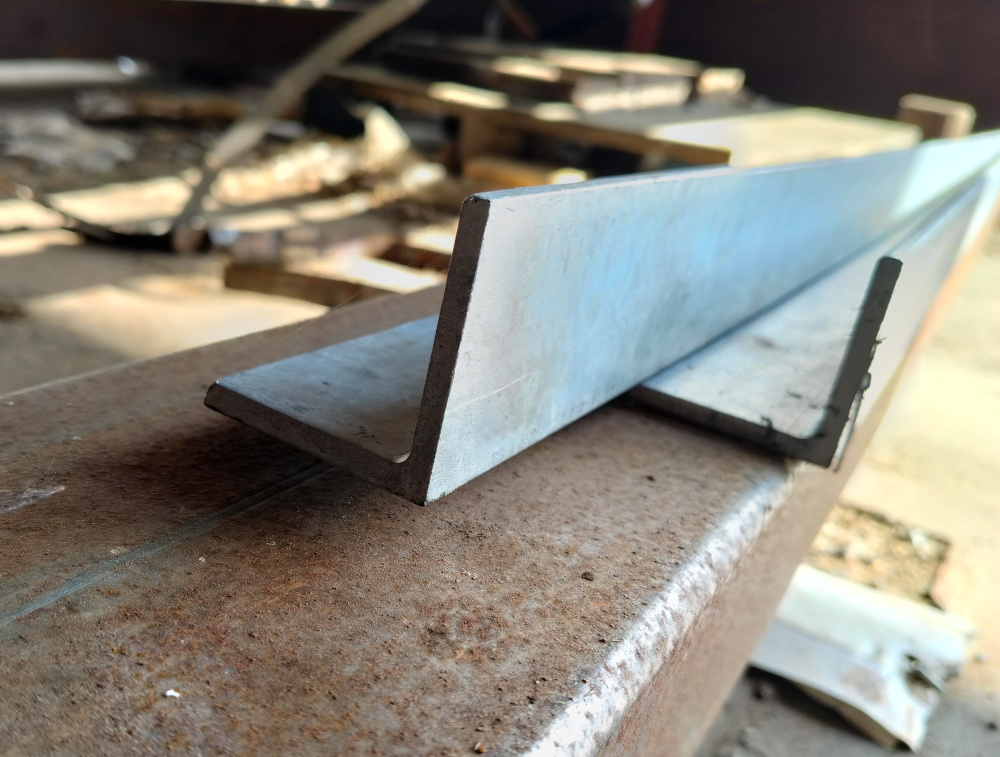 kuvassa 50x50x5 sinkitty kulmatanko