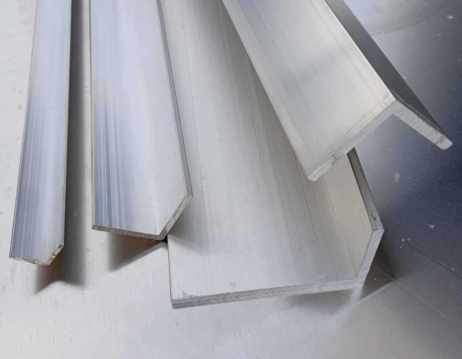 80x80x8 Alumiinikulmatanko aw6060